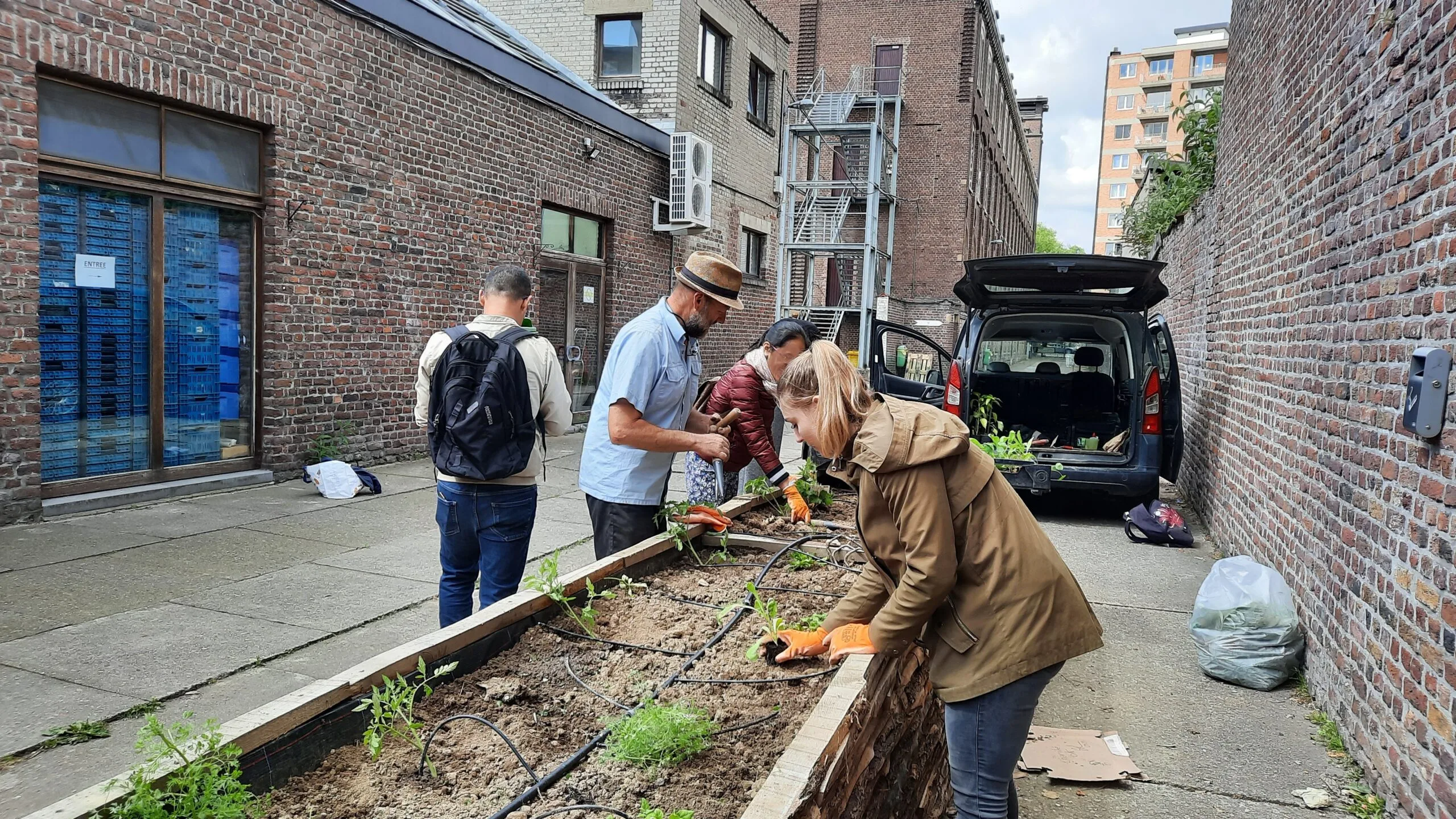 Un deuxième bac potager pour verdir l’asbl JEFAR!